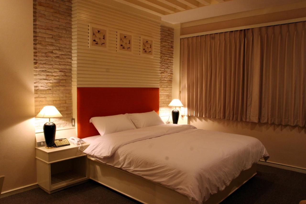 The Rich Hotel Nonthaburi Luaran gambar