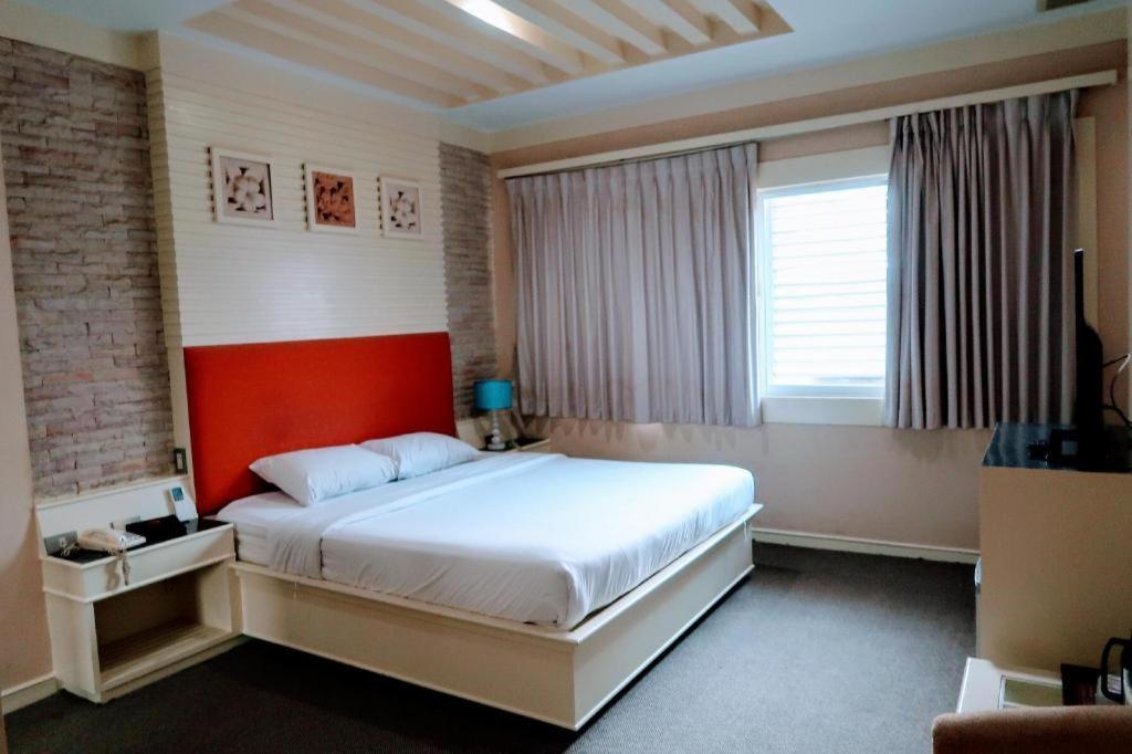 The Rich Hotel Nonthaburi Luaran gambar