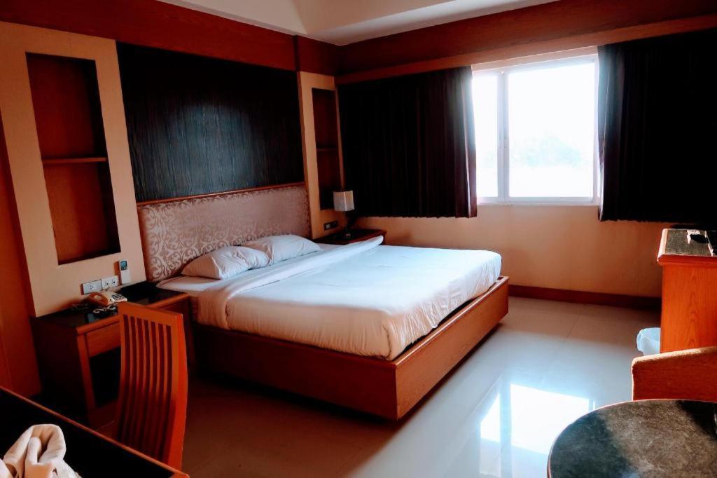 The Rich Hotel Nonthaburi Luaran gambar